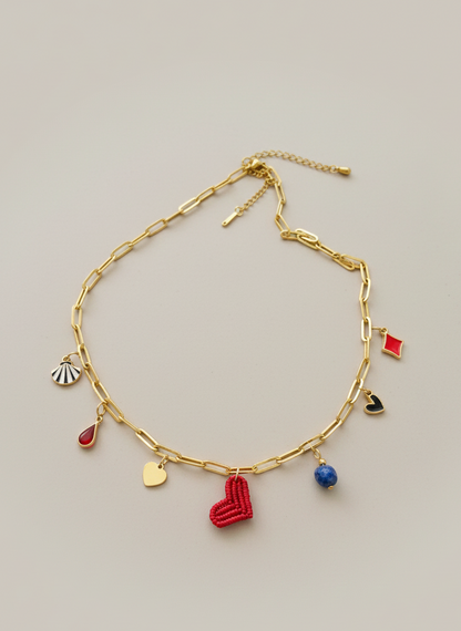 Collar dorado con charms variados en forma de corazón rojo tejido, charms de acero. Tendencia 2026
