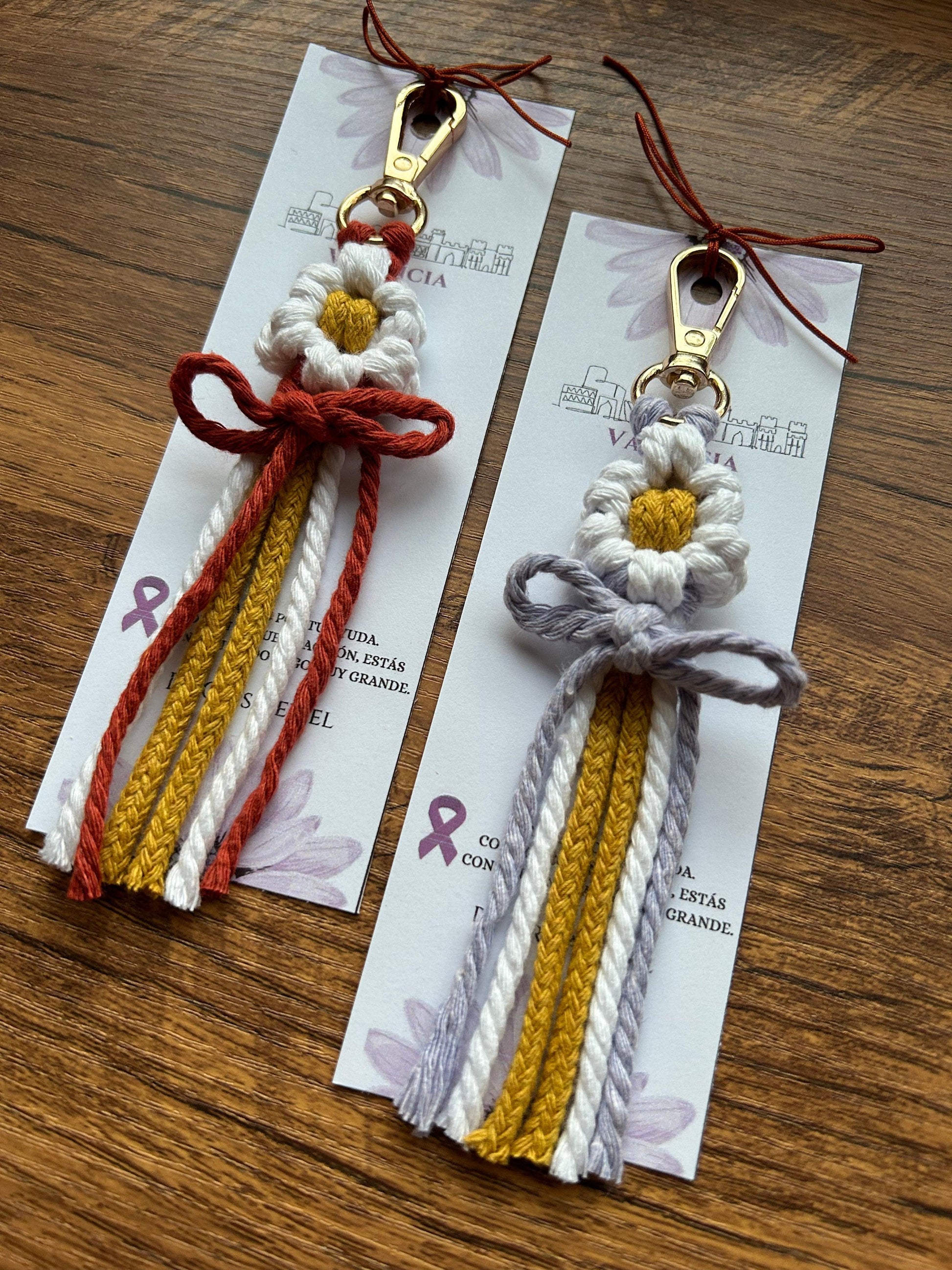 Llavero de macramé hecho a mano, estilo Terreta, creado como homenaje a Valencia tras la Dana, con diseño artesanal y tonos cálidos inspirados en el sol mediterráneo.