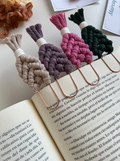 Transforma tu experiencia de lectura con nuestro marcapáginas de algodón, elaborado con la técnica de macramé y diseñado en un práctico clip. Disponibles en varios colores, estos marcapáginas combinan la belleza artesanal con la funcionalidad, haciendo que cada página sea un placer.


