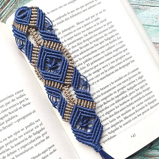 Introduce un toque de innovación y estilo a tu experiencia de lectura con nuestro marcapáginas de hilo encerado, elaborado con la técnica de macramé. Con un diseño que evoca un mundo futurista y robótico, este marcapáginas no solo te ayuda a mantener tu lugar en el libro, sino que también añade un toque de sofisticación a tus lecturas.