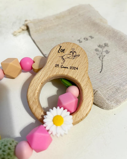 Presentamos nuestro mordedor de madera y cuentas de silicona BPA free, elaborado con la técnica de macramé. Este mordedor es la combinación ideal de seguridad, estilo y personalización, ofreciendo alivio durante la etapa de dentición y convirtiéndose en un recuerdo especial para tu pequeño.