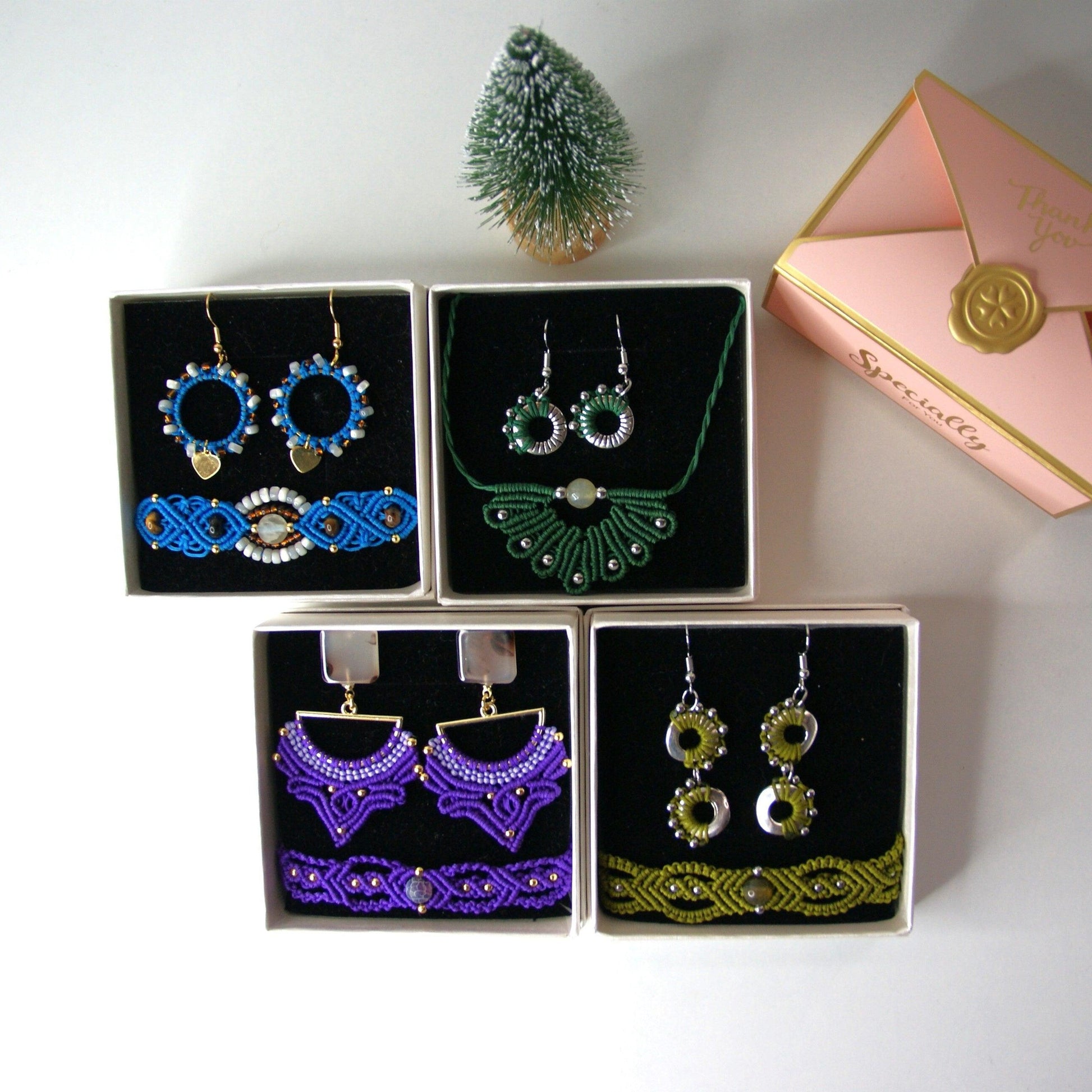 Sumérgete en el arte bohemio con el "Pack Maravilla", una colección excepcional de joyería hecha a mano en macramé. Estos exclusivos packs incluyen pendientes y pulsera o pendientes y collar, cada uno meticulosamente elaborado con técnicas tradicionales que destacan por su intrincado diseño y su belleza natural.