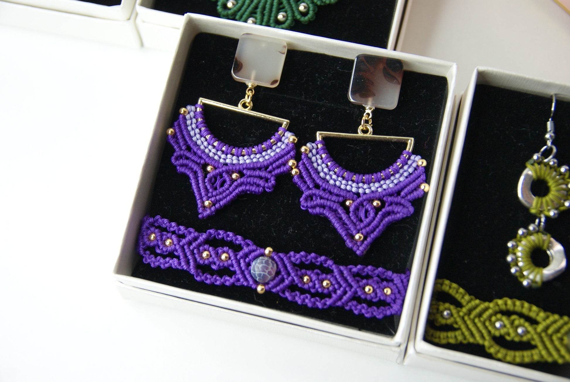 Sumérgete en el arte bohemio con el "Pack Maravilla", una colección excepcional de joyería hecha a mano en macramé. Estos exclusivos packs incluyen pendientes y pulsera o pendientes y collar, cada uno meticulosamente elaborado con técnicas tradicionales que destacan por su intrincado diseño y su belleza natural.