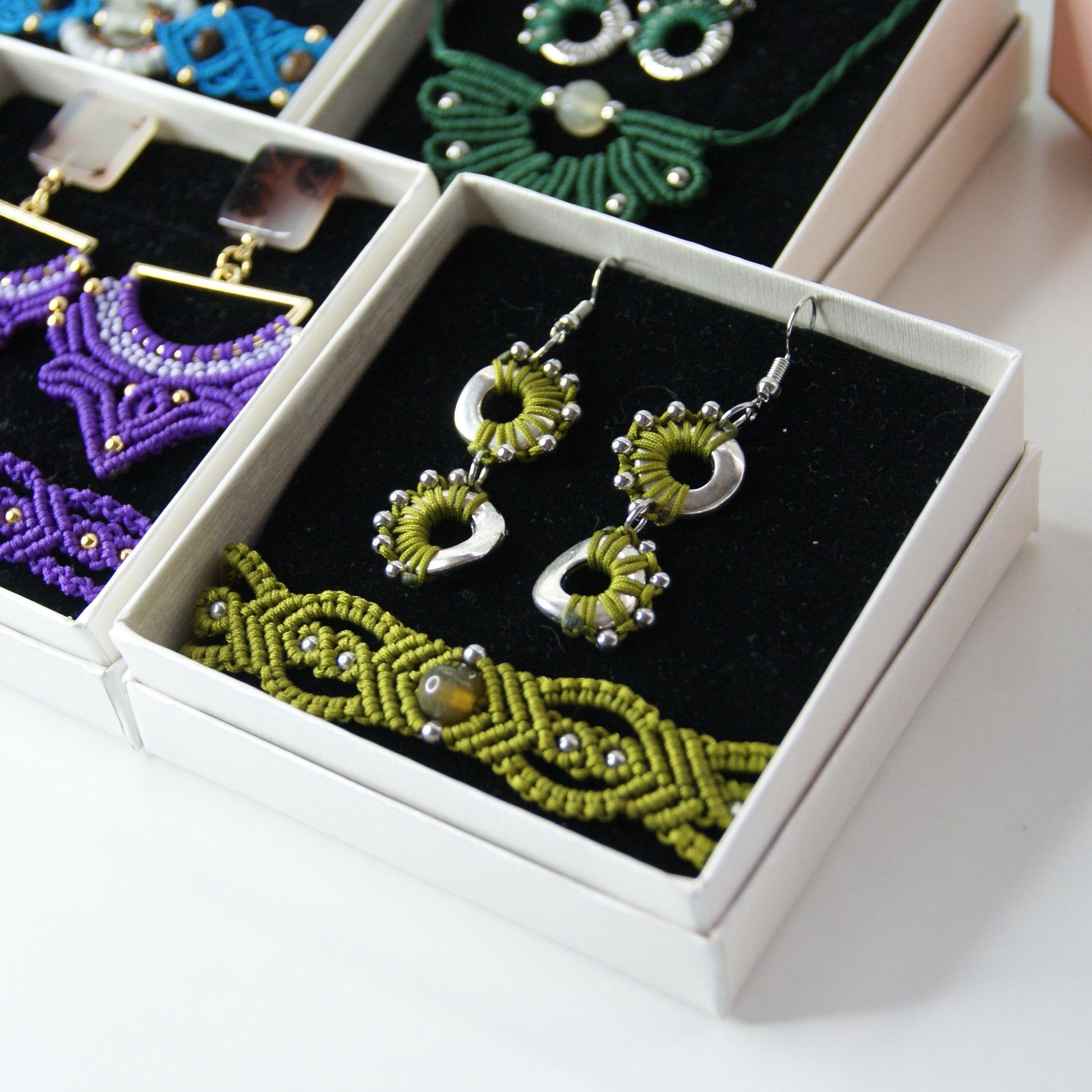 Sumérgete en el arte bohemio con el "Pack Maravilla", una colección excepcional de joyería hecha a mano en macramé. Estos exclusivos packs incluyen pendientes y pulsera o pendientes y collar, cada uno meticulosamente elaborado con técnicas tradicionales que destacan por su intrincado diseño y su belleza natural.