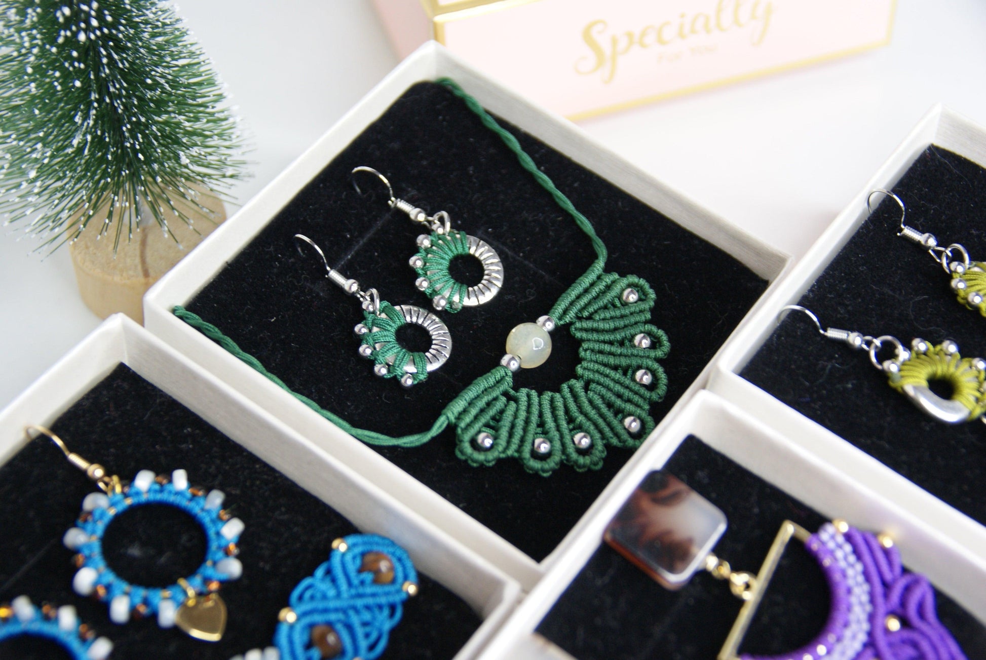 Sumérgete en el arte bohemio con el "Pack Maravilla", una colección excepcional de joyería hecha a mano en macramé. Estos exclusivos packs incluyen pendientes y pulsera o pendientes y collar, cada uno meticulosamente elaborado con técnicas tradicionales que destacan por su intrincado diseño y su belleza natural.