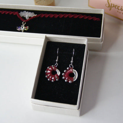 ¡Descubre la magia y la elegancia en el Pack "Media Luna Radiante"! Este conjunto exclusivo de pendientes y collar de macramé está diseñado para quienes buscan añadir un toque único y artesanal a su colección de joyas. Elaborados cuidadosamente a mano combinan la delicadeza del tejido con elegantes detalles, capturando la esencia de la media luna y la energía radiante de la naturaleza.