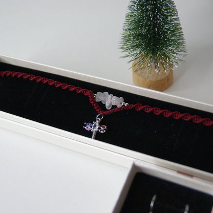¡Descubre la magia y la elegancia en el Pack "Media Luna Radiante"! Este conjunto exclusivo de pendientes y collar de macramé está diseñado para quienes buscan añadir un toque único y artesanal a su colección de joyas. Elaborados cuidadosamente a mano combinan la delicadeza del tejido con elegantes detalles, capturando la esencia de la media luna y la energía radiante de la naturaleza.