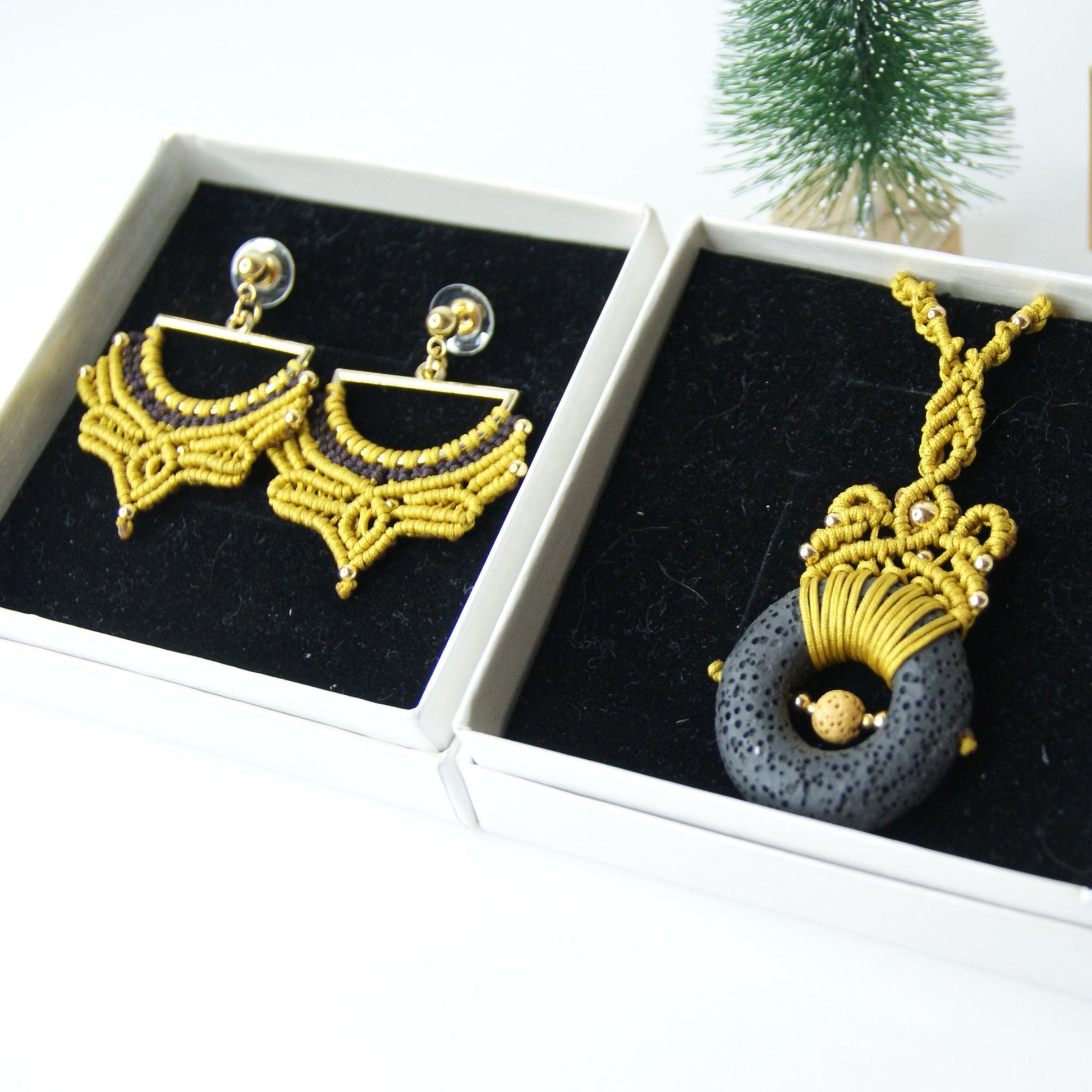 Descubre la fusión perfecta entre artesanía y estilo con nuestro elegante pack de joyería, que incluye un colgante y unos pendientes a juego. Diseñados con una técnica de macramé meticulosa, estos accesorios destacan por su uso de materiales de alta calidad, incluyendo una piedra volcánica y cuentas de acero inoxidable, creando un conjunto que combina sofisticación y originalidad.