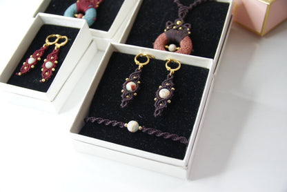 Explora la fuerza y la majestuosidad del volcán con el "Pack Vulcano", una colección de joyas inspirada en la poderosa belleza de la tierra en su forma más pura. Este pack incluye pendientes, collar y pulsera, cada uno confeccionado con piedras naturales y auténtica piedra volcánica en los collares.