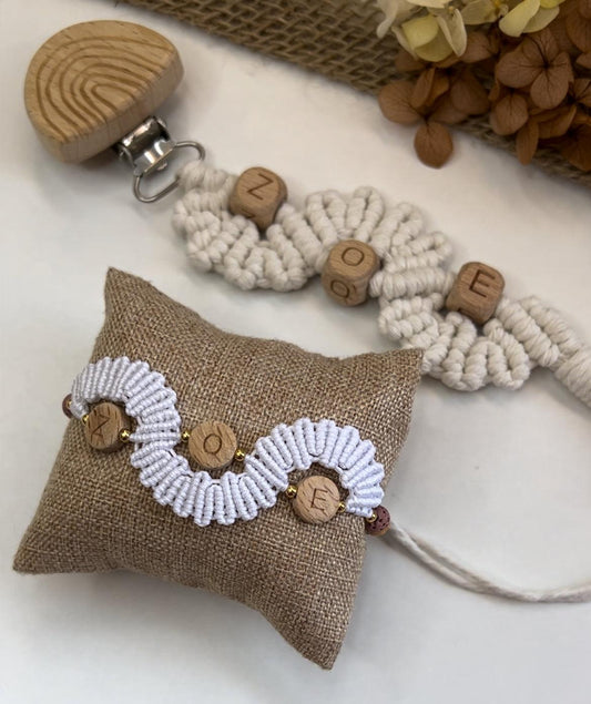 Celebra la llegada de un bebé con nuestro encantador pack de chupetero y brazalete, ambos elaborados con la técnica de macramé y diseñados para ser personalizados con el nombre del bebé. Este set combina funcionalidad y estilo, ofreciendo una opción única y significativa para los pequeños.
