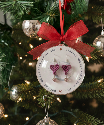 Joyería artesanal: set de pendientes de macramé "Bajo el Muérdago" colgado de un árbol de Navidad.