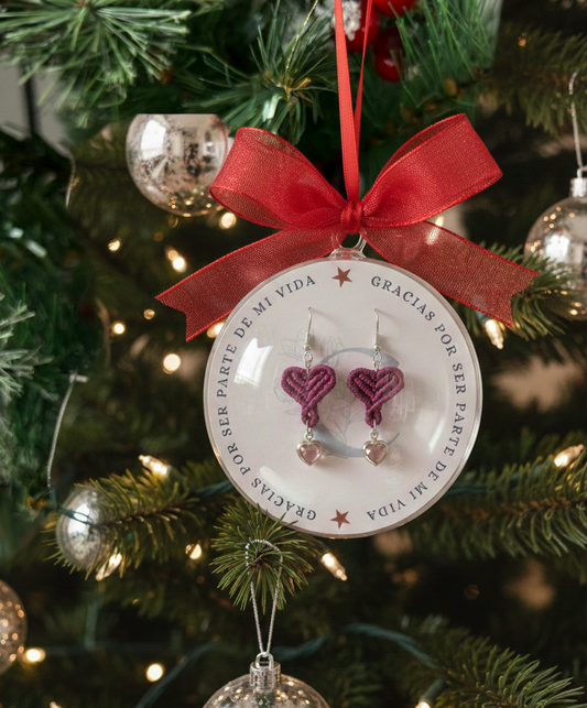 Joyería artesanal: set de pendientes de macramé "Bajo el Muérdago" colgado de un árbol de Navidad.