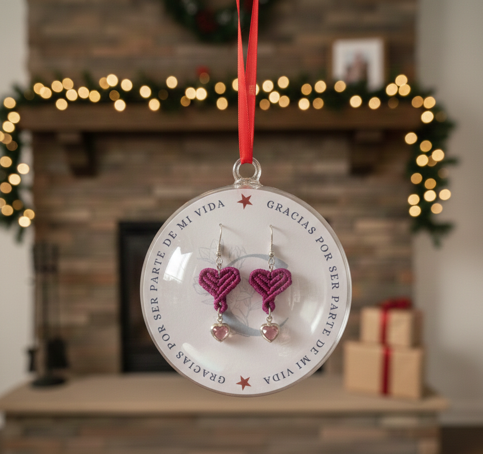 Pendientes de corazón de macramé morado, con aro plateado y dije metálico, como regalo sentimental