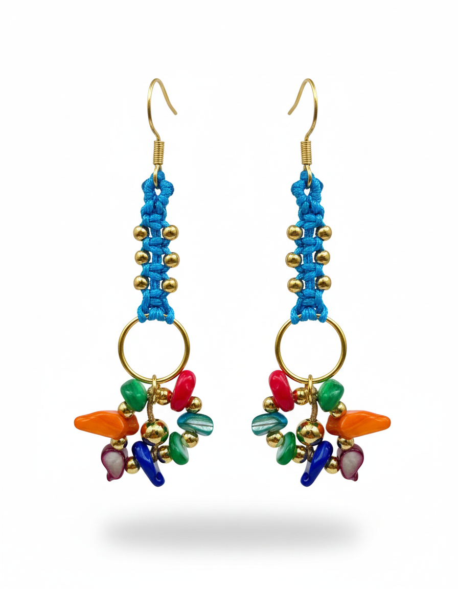 Pendientes artesanales Aura con tejido en hilo, cuentas doradas y racimo de pequeñas piedras naturales en la parte inferior, disponibles en varios colores.