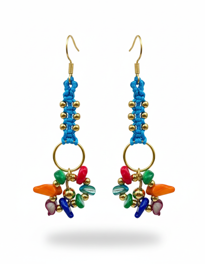 Pendientes artesanales Aura con tejido en hilo, cuentas doradas y racimo de pequeñas piedras naturales en la parte inferior, disponibles en varios colores.