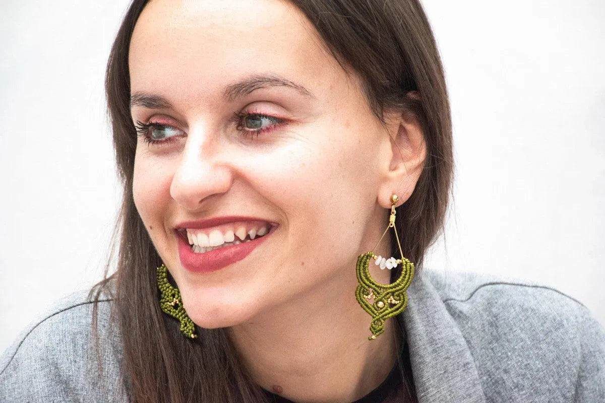 Añade un toque de frescura y sofisticación a tu estilo con los pendientes Cactus, una pieza exclusiva elaborada con la técnica de macramé. Confeccionados con hilo de nailon, cuentas de acero inoxidable y piedras naturales, estos pendientes combinan elegancia y diseño contemporáneo para un acabado único.