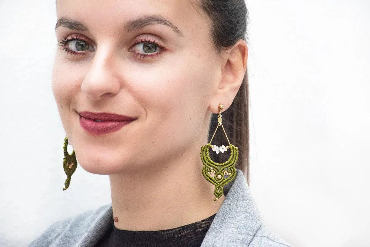 Añade un toque de frescura y sofisticación a tu estilo con los pendientes Cactus, una pieza exclusiva elaborada con la técnica de macramé. Confeccionados con hilo de nailon, cuentas de acero inoxidable y piedras naturales, estos pendientes combinan elegancia y diseño contemporáneo para un acabado único.