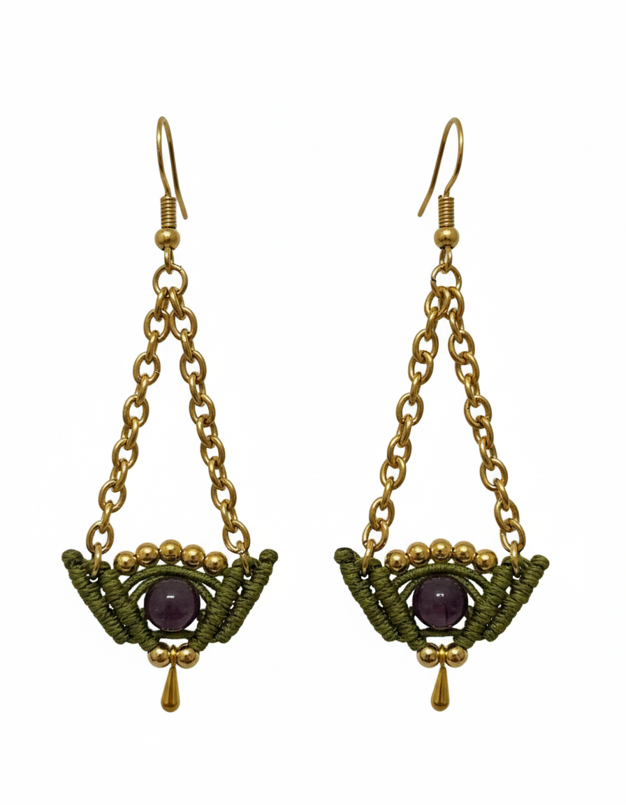Pendientes artesanales Celeste con cadena dorada, tejido en hilo verde oliva y piedra central oscura.