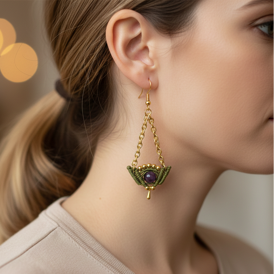 Pendientes artesanales Celeste con cadena dorada, tejido en hilo verde oliva y piedra central oscura.