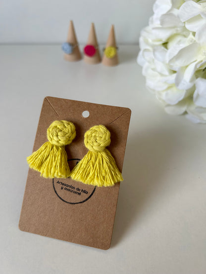 Descubre la sofisticación artesanal con nuestros pendientes Cotton en acero inoxidable, adornados con una flor de algodón y flecos decorativos realizados mediante la técnica de macramé. Estas joyas únicas combinan la elegancia moderna con un toque bohemio, haciendo de cada par una expresión de arte y estilo.
