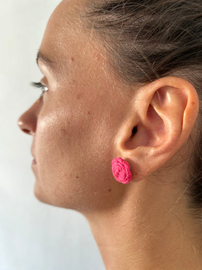 Añade un toque de creatividad a tu estilo con nuestros exclusivos pendientes Cotton de acero inoxidable, adornados con una delicada flor de algodón elaborada con la técnica de macramé. Estos pendientes combinan la sofisticación del acero con el encanto artesanal de las flores, creando una joya única y versátil.