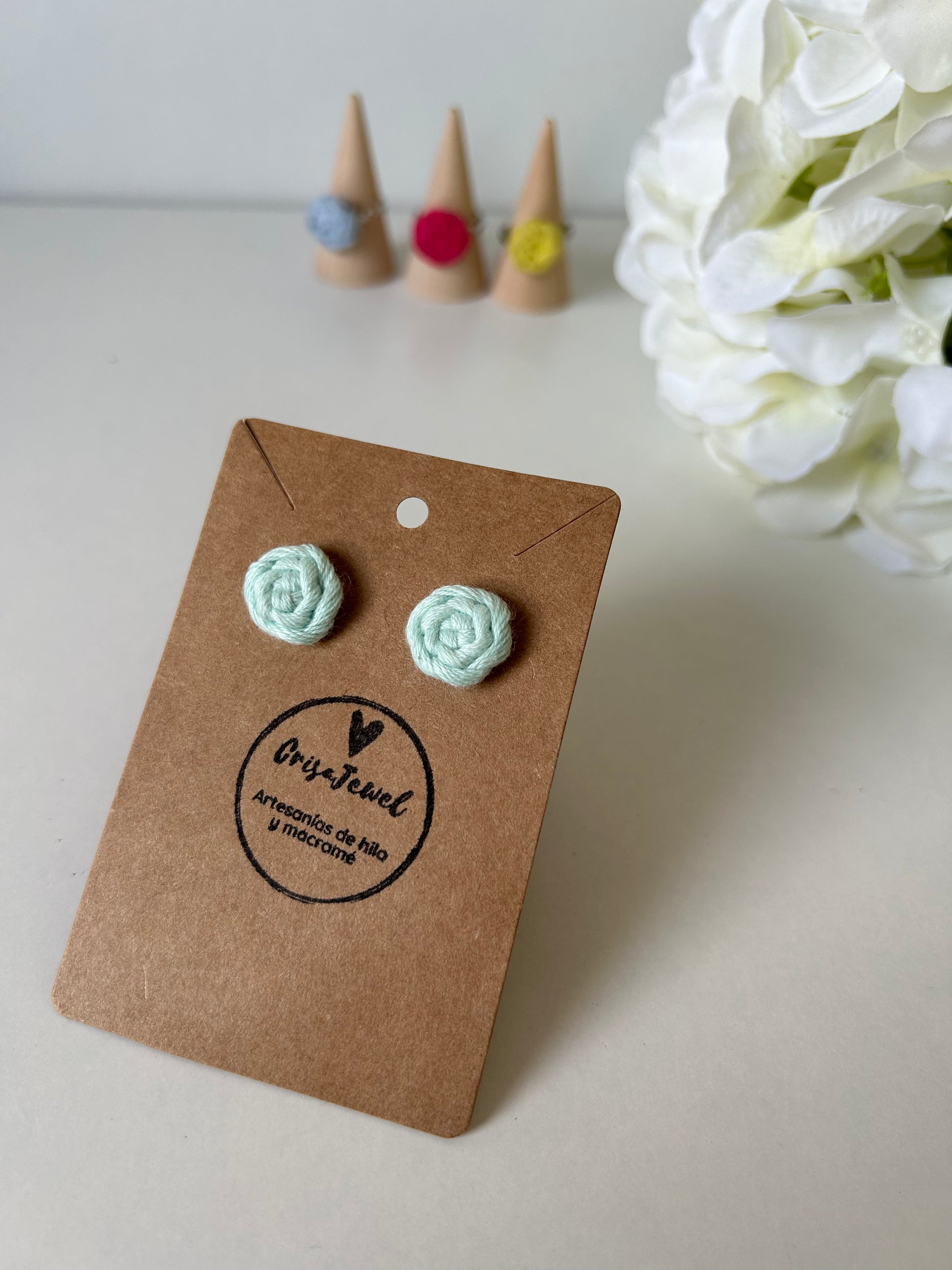 Añade un toque de creatividad a tu estilo con nuestros exclusivos pendientes Cotton de acero inoxidable, adornados con una delicada flor de algodón elaborada con la técnica de macramé. Estos pendientes combinan la sofisticación del acero con el encanto artesanal de las flores, creando una joya única y versátil.