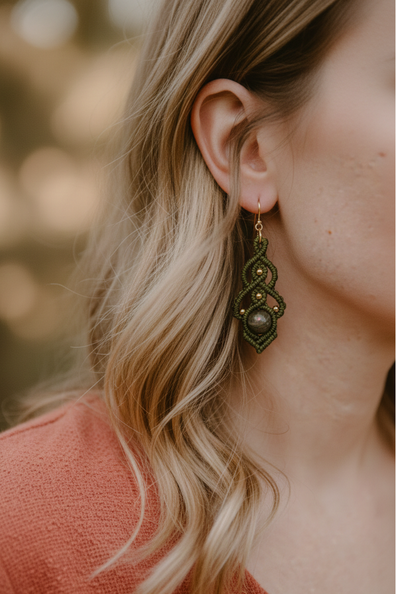 Pendientes Elixir de Crisajewel: pendientes artesanales de macramé con cierre tipo clip en acero inoxidable y piedra natural en el centro, diseño boho elegante.