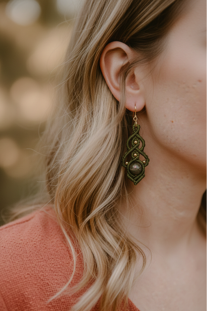 Pendientes Elixir de Crisajewel: pendientes artesanales de macramé con cierre tipo clip en acero inoxidable y piedra natural en el centro, diseño boho elegante.