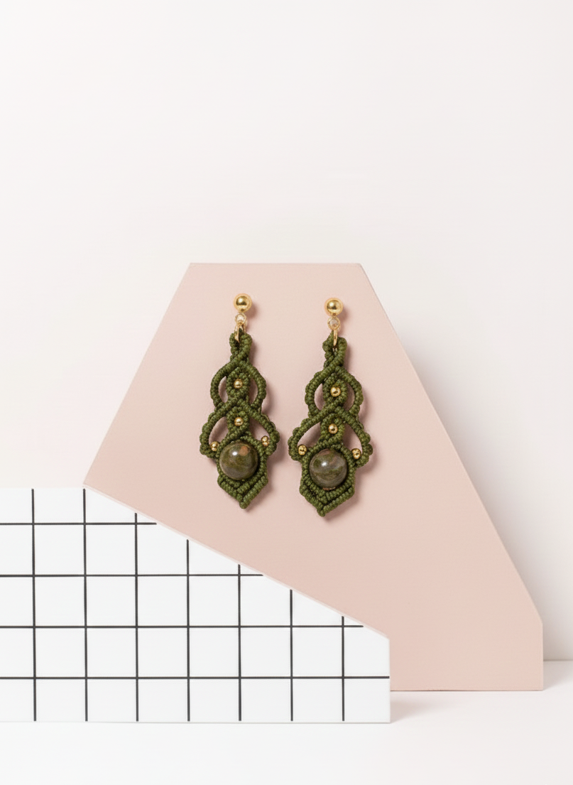 Pendientes Elixir de Crisajewel: pendientes artesanales de macramé con cierre tipo clip en acero inoxidable y piedra natural en el centro, diseño boho elegante.