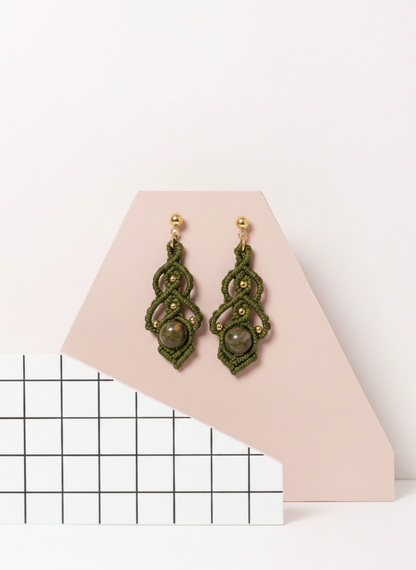 Pendientes Elixir de Crisajewel: pendientes artesanales de macramé con cierre tipo clip en acero inoxidable y piedra natural en el centro, diseño boho elegante.