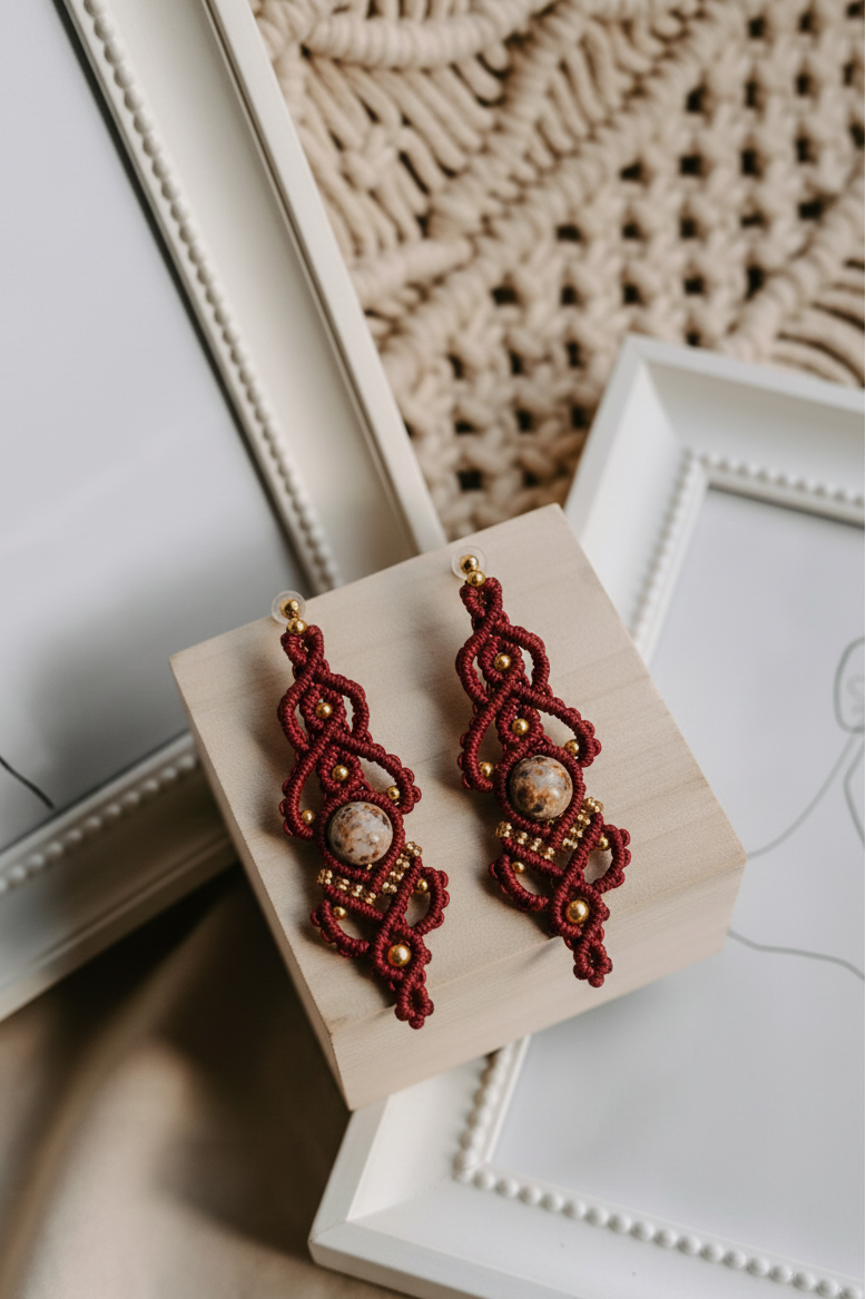 Pendientes Elixir de Crisajewel: pendientes artesanales de macramé con cierre tipo clip en acero inoxidable y piedra natural en el centro, diseño boho elegante.”