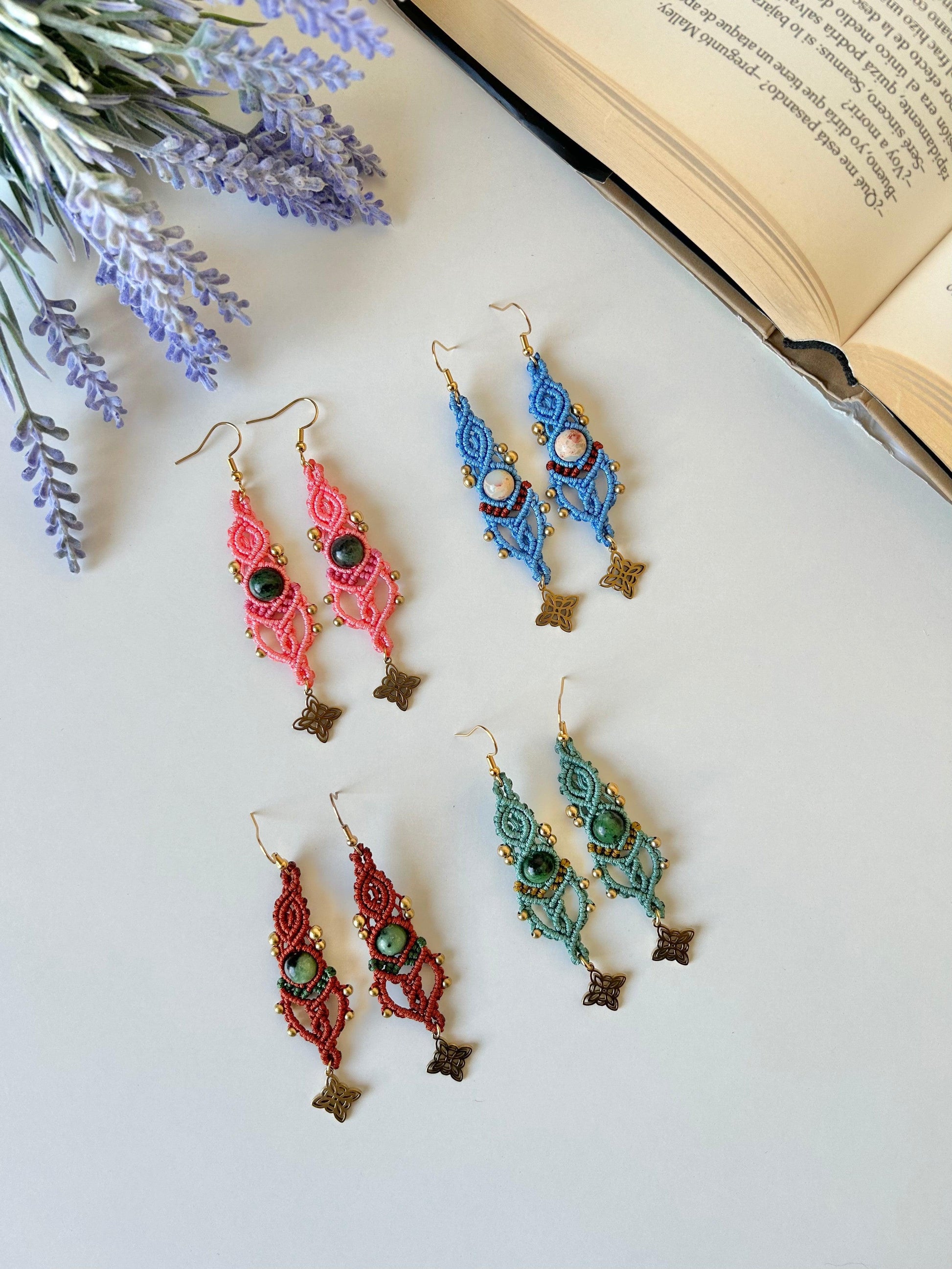 Añade un toque de frescura y sofisticación a tu estilo con los pendientes Lena, una pieza exclusiva elaborada con la técnica de macramé. Confeccionados con hilo de nailon y cuentas de latón de la India. Estos pendientes combinan elegancia y diseño contemporáneo para un acabado inigualable.