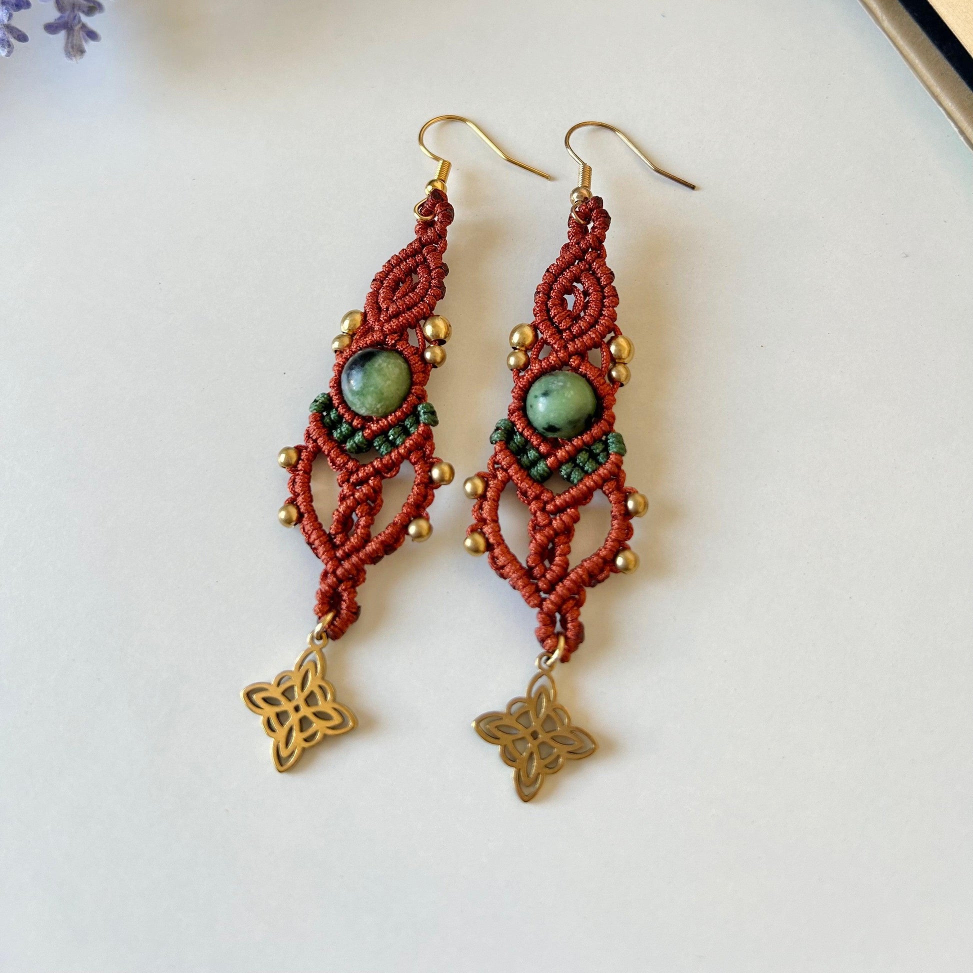Añade un toque de frescura y sofisticación a tu estilo con los pendientes Lena, una pieza exclusiva elaborada con la técnica de macramé. Confeccionados con hilo de nailon y cuentas de latón de la India. Estos pendientes combinan elegancia y diseño contemporáneo para un acabado inigualable.