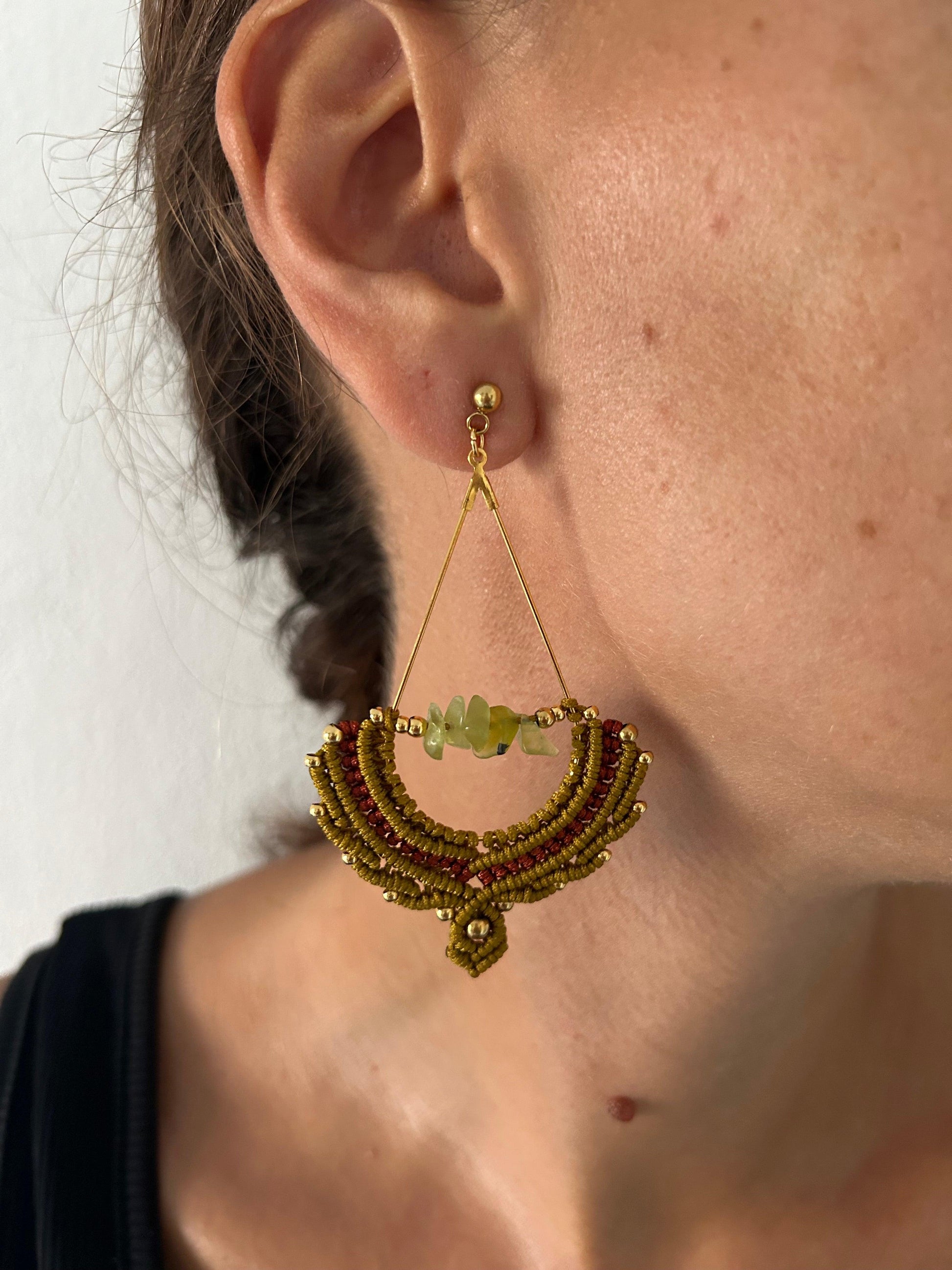 Presentamos los pendientes *Oasis*, una obra de arte hecha a mano que captura la esencia del desierto. Elaborados con hilo de nailon, piedras naturales y cuentas de acero inoxidable, cada par es una combinación única de materiales cuidadosamente seleccionados, que refleja la serenidad y la fuerza de la naturaleza.