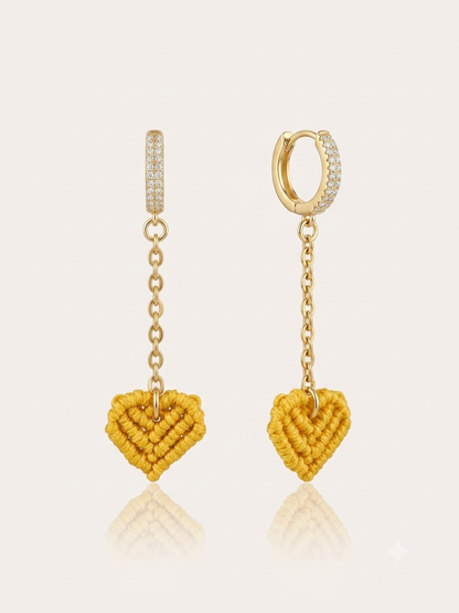 Pendientes Polita de macramé con corazón tejido a mano, cadena dorada y aro con circonitas.