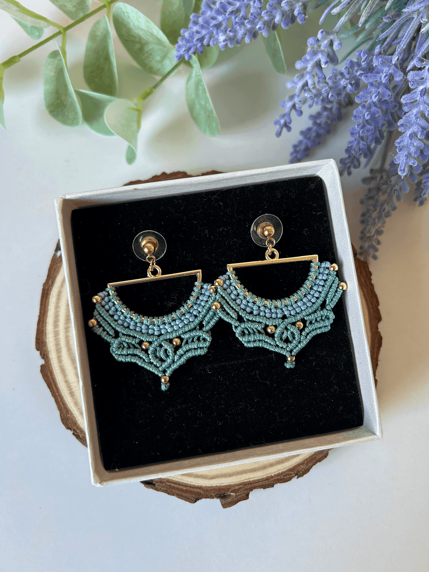 Descubre la sofisticación y el encanto floral con los pendientes Tulip, una pieza exquisita que captura la esencia de la belleza natural. Confeccionados con hilo de nailon y cuentas de acero inoxidable, estos pendientes presentan un diseño en forma de semicírculo que recuerda a la delicadeza de un tulipán, evocando elegancia y estilo en cada detalle.