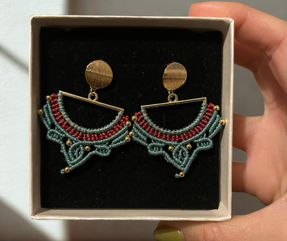 Pendientes Tulip de Crisajewel: pendientes artesanales con forma de tulipán tejidos en macramé, ligeros y de estilo boho