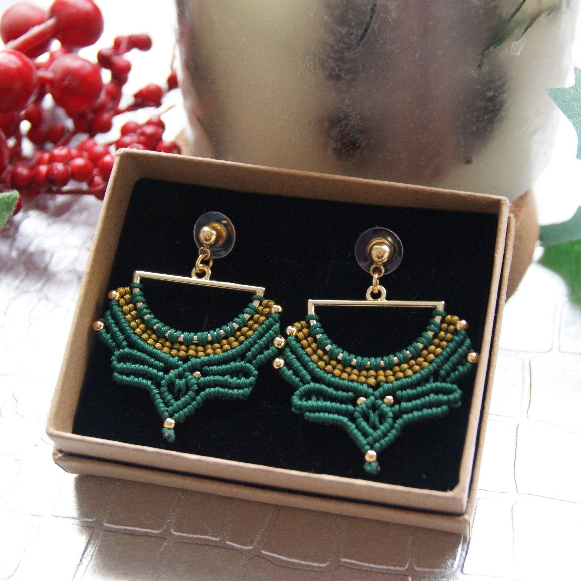 Descubre la sofisticación y el encanto floral con los pendientes Tulip, una pieza exquisita que captura la esencia de la belleza natural. Confeccionados con hilo de nailon y cuentas de acero inoxidable, estos pendientes presentan un diseño en forma de semicírculo que recuerda a la delicadeza de un tulipán, evocando elegancia y estilo en cada detalle.