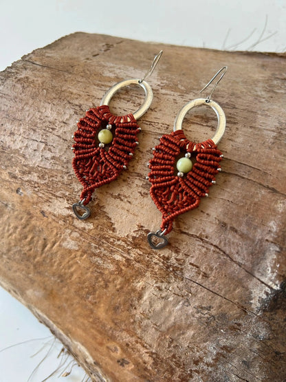 Añade un toque de frescura y sofisticación a tu estilo con los pendientes Uma, una pieza exclusiva elaborada con la técnica de macramé. Confeccionados con hilo de nailon, piedras naturales y cuentas de acero inoxidable. Estos pendientes combinan elegancia y diseño contemporáneo para un acabado inigualable.