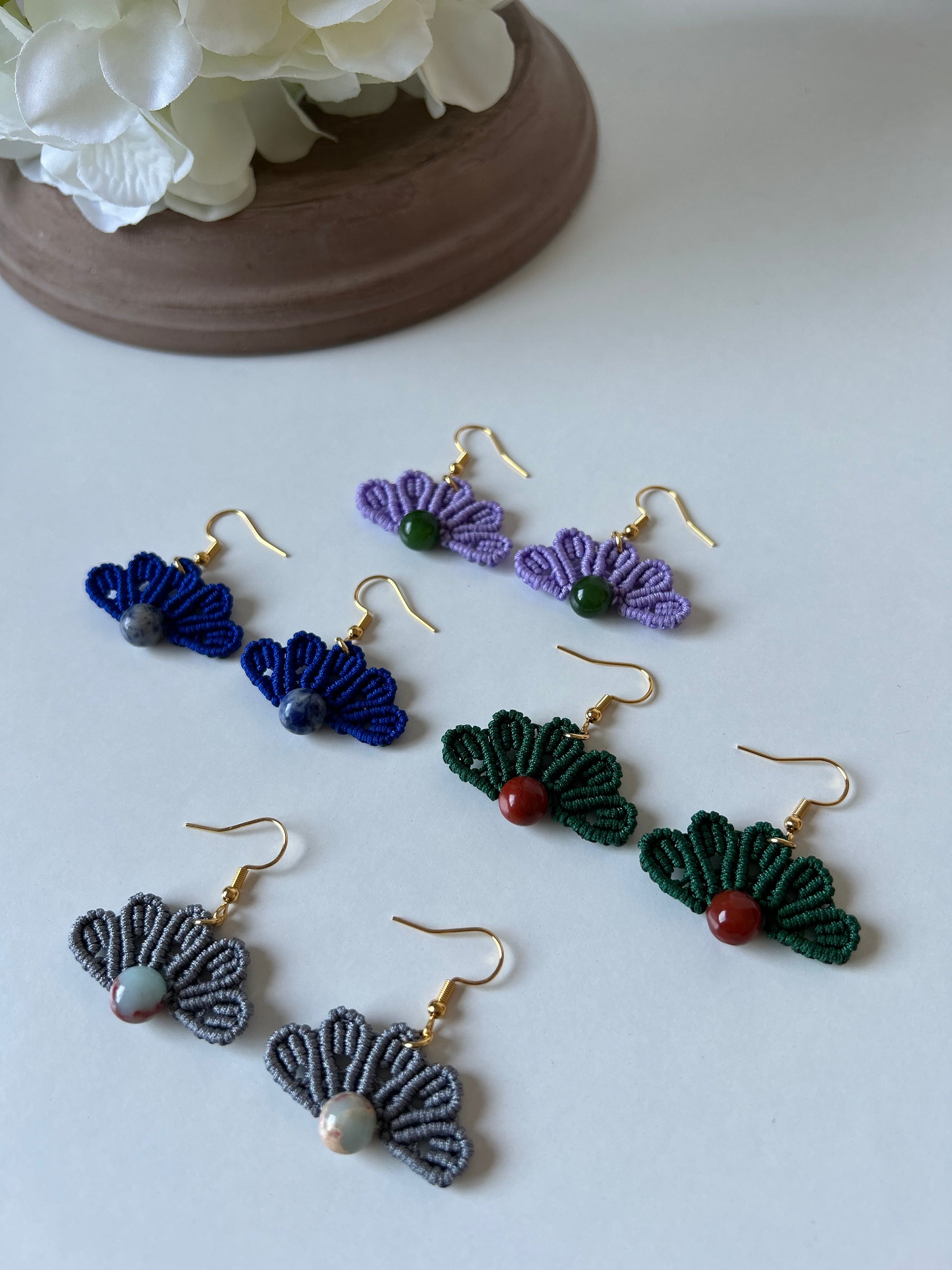 Deja que el estilo y la sofisticación fluyan con los pendientes Única, un diseño exclusivo que combina la técnica de macramé con la belleza de las piedras naturales. Confeccionados con hilo de nailon y un tejido que evoca la suavidad de una nube, estos pendientes ofrecen un toque etéreo y elegante a cualquier atuendo.