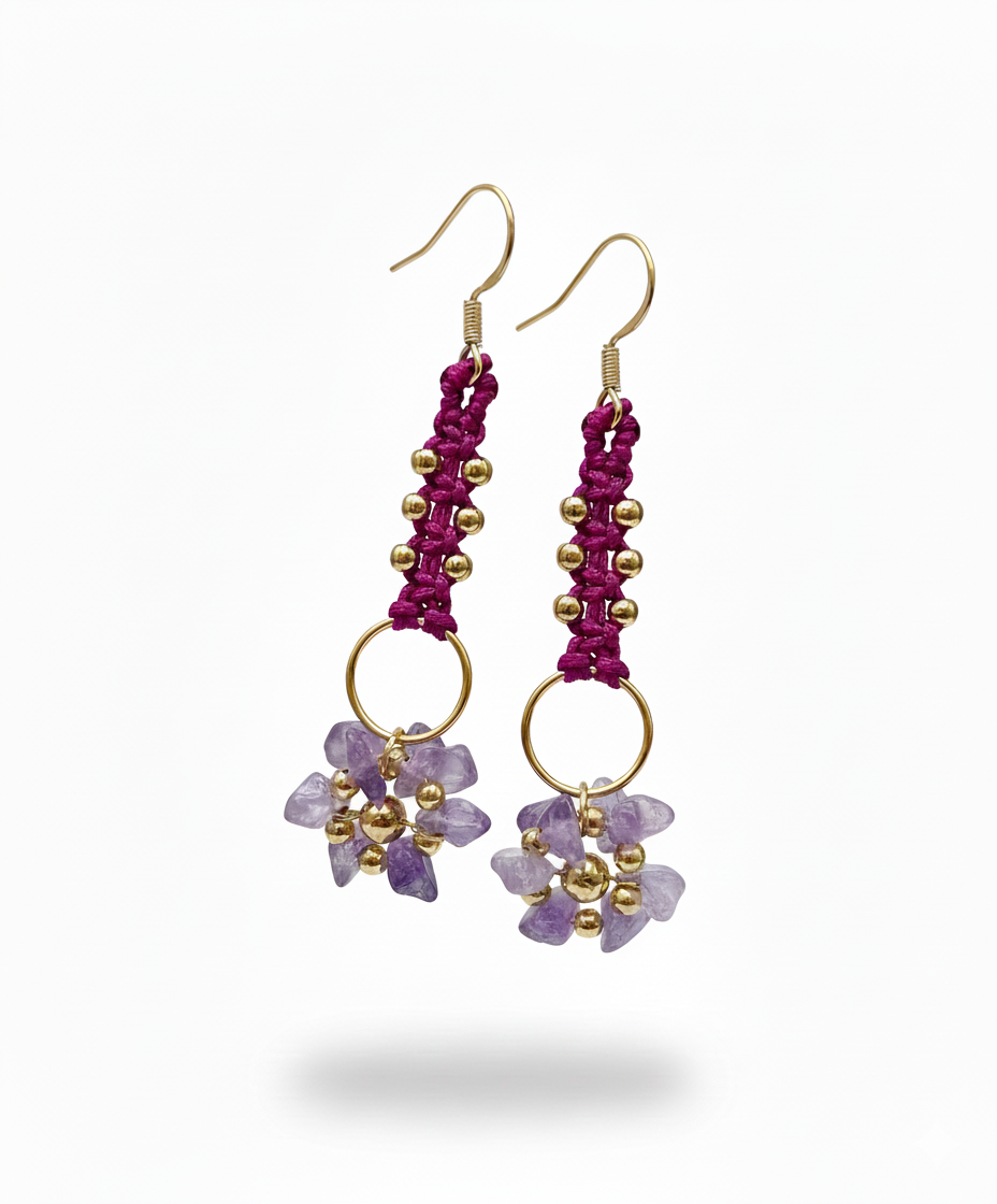 Pendientes artesanales Aura con tejido en hilo, cuentas doradas y racimo de pequeñas piedras naturales en la parte inferior, disponibles en varios colores.