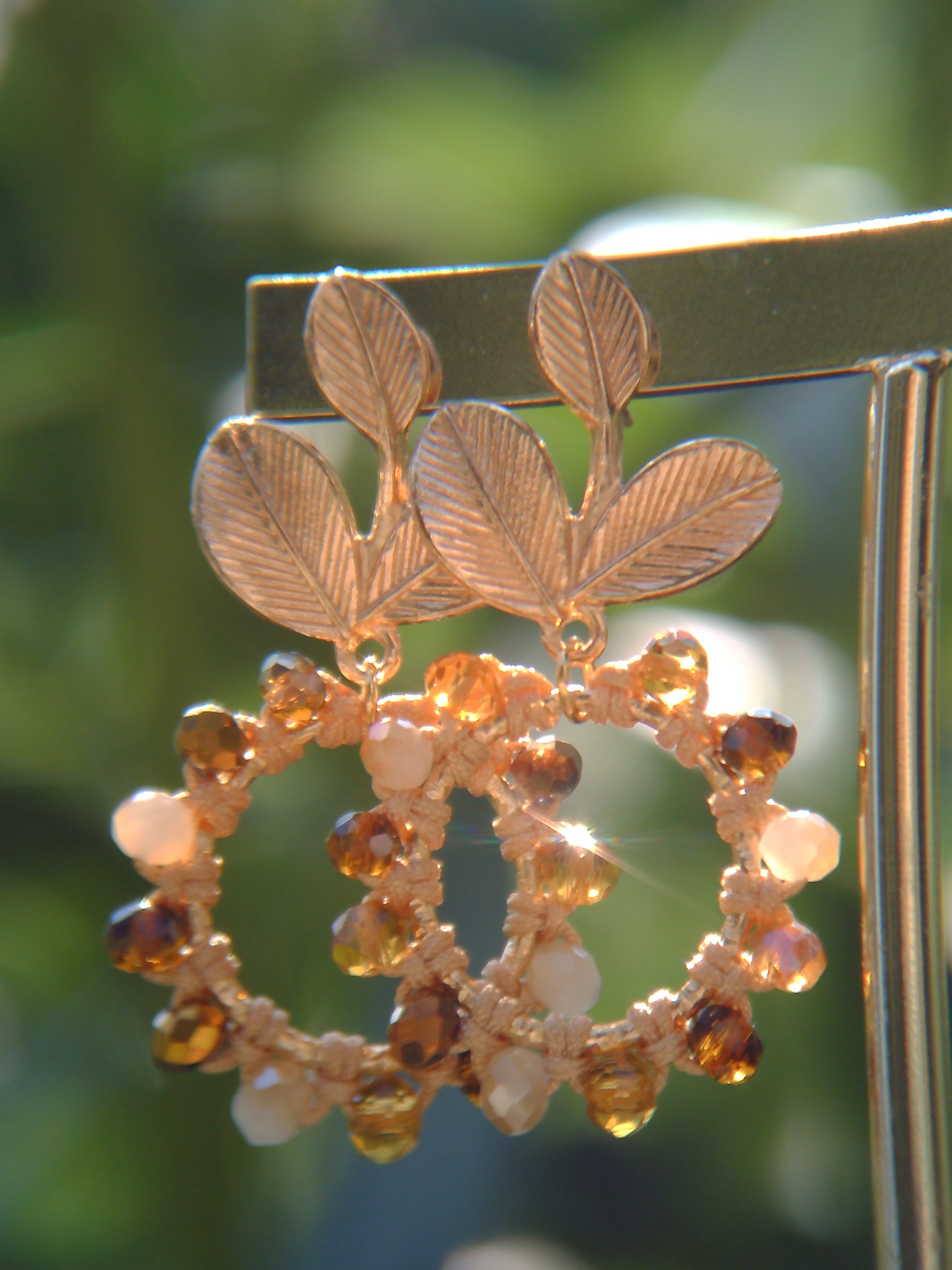 Pendientes Círculo Floral de macramé hechos a mano, joyería artesanal elegante y versátil con cuentas facetadas de cristal