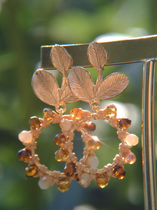 Pendientes Círculo Floral de macramé hechos a mano, joyería artesanal elegante y versátil con cuentas facetadas de cristal