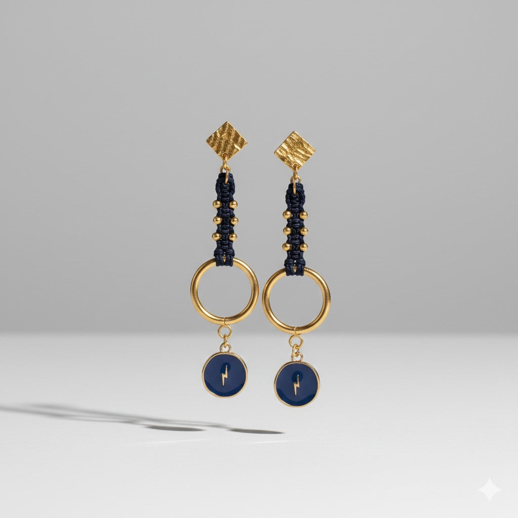 Cierre de presión dorado en pendientes de macramé. Comodidad y seguridad para tus joyas artesanales. Detalles de calidad en cada pieza