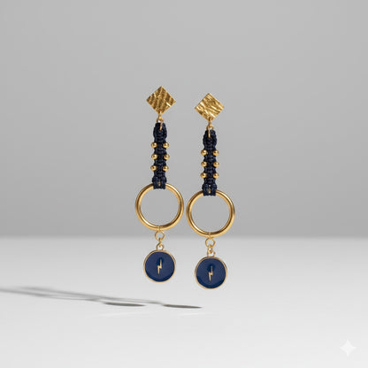 Cierre de presión dorado en pendientes de macramé. Comodidad y seguridad para tus joyas artesanales. Detalles de calidad en cada pieza