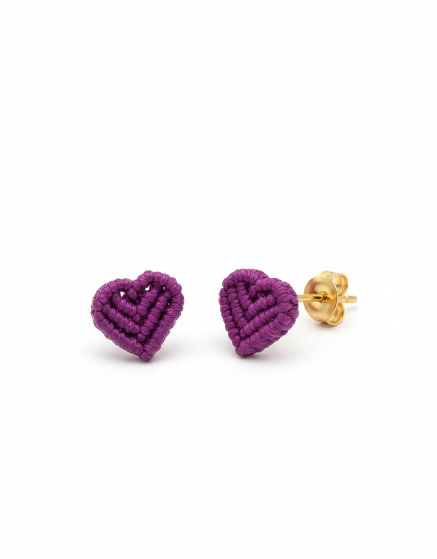Pendientes de corazón tejidos a mano con la técnica de macramé, elaborados con hilo de nailon. Joyería artesanal ligera y cómoda para el día a día.