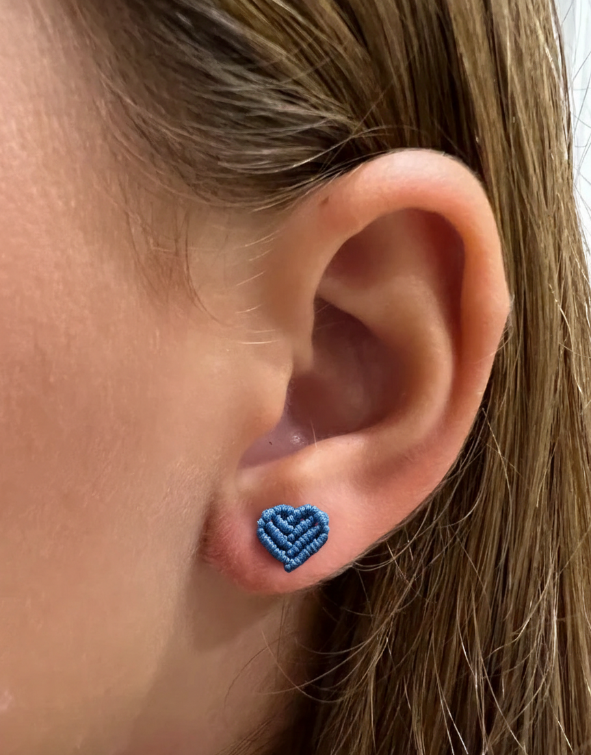 Joyería artesanal de macramé con forma de corazón, unos pendientes ligeros y versátiles pensados para uso diario.
