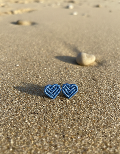 Pendientes pequeños de corazón hechos a mano, ideales para quienes buscan joyería artesanal con diseño sencillo y elegante.