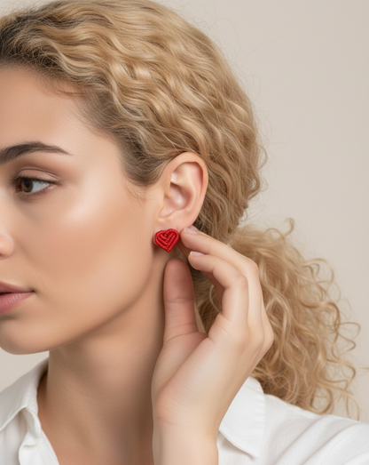 Pendientes artesanales de corazón con diseño minimalista, elaborados con técnica de macramé y materiales resistentes.