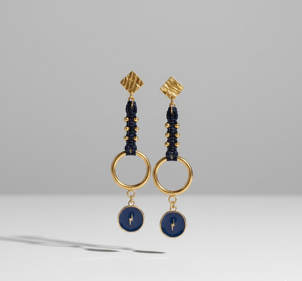  Cierre de presión dorado en pendientes de macramé. Comodidad y seguridad para tus joyas artesanales. Detalles de calidad en cada pieza